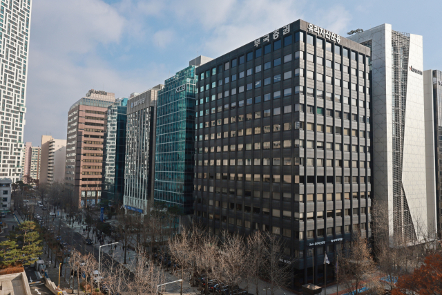 해외 주식을 팔고 국내 주식에 장기 투자하면, 해외주식 양도소득세(20%)를 한시적으로 비과세하는 방안이 추진된다. 해외 주식 투자자들을 국내 증시로 유도해서 원/달러 환율 상승 압력을 줄이는 동시에 국내 증시도 활성화하겠다는 취지다. 기획재정부는 24일 이같은 내용을 담은 