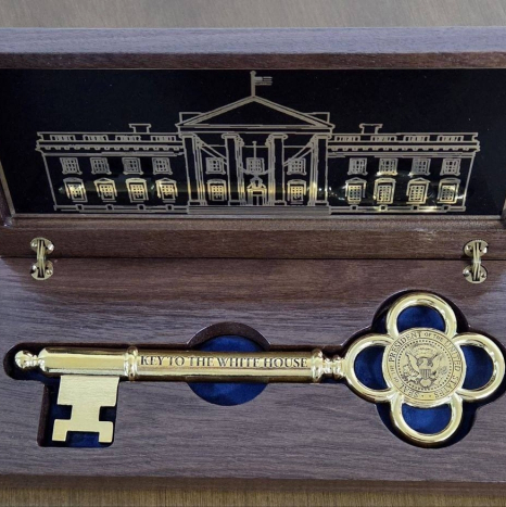 트럼프, 李대통령에 '백악관 황금열쇠' 선물…'신라 금관' 화답?