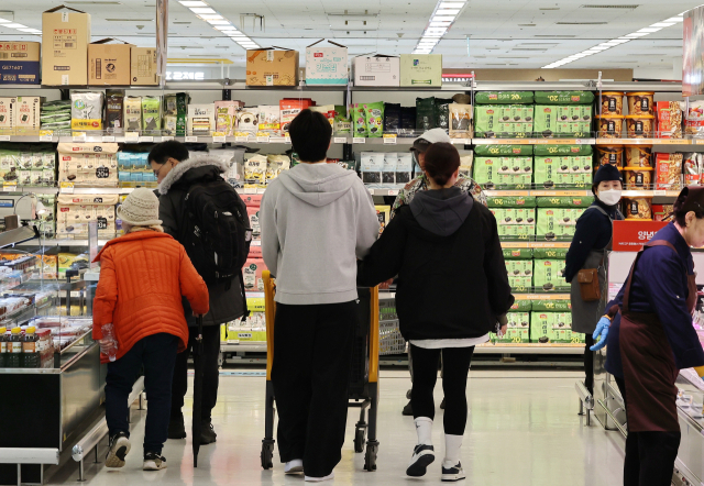24일 서울의 한 대형마트에서 시민들이 장을 보고 있다. 한국은행이 이날 발표한 