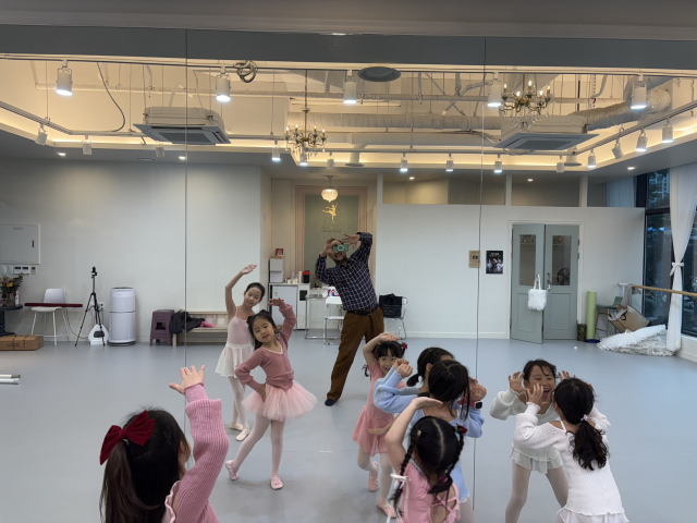 초등부 발레리나들과 함께 맹연습 중인 마법사 역(신문기자). 김원미 이화발레단 제공