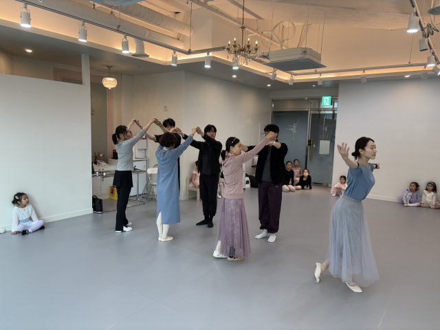 1막 왈츠 씬에 출연하는 일반인들이 함께 호흡을 맞추고 있다. 김원미 이화발레단 제공