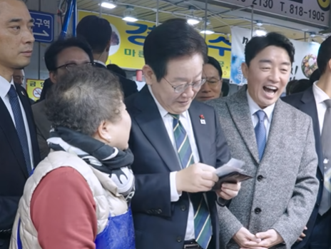 李대통령 지갑 꺼내며 