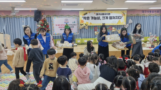 대구서동유치원 학부모 서포터즈들이 유아들에게 팝콘을 나눠주고 있다. 대구서동유치원 제공