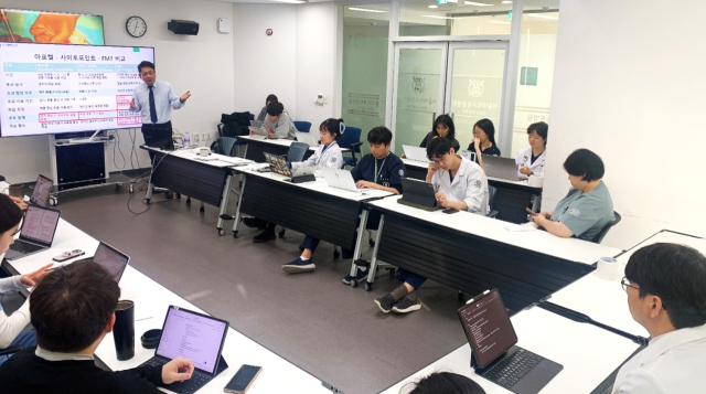 임재현 대구동물메디컬센터 원장이 지난 17일 서울대 수의대에서 FMT 관련 강연을 진행하고 있다.