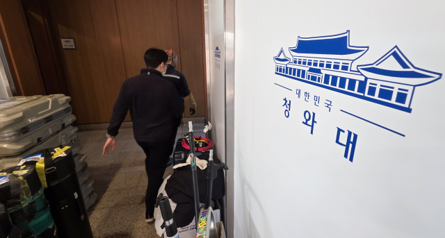 지난 12월 18일 청와대 복귀를 위한 이사가 진행되고 있는 청와대 춘추관에 청와대 문양이 붙어 있다. 연합뉴스