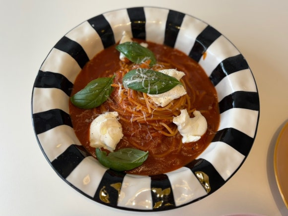 진한 토마토소스 위에 리코타 치즈를 얹어 선보인 