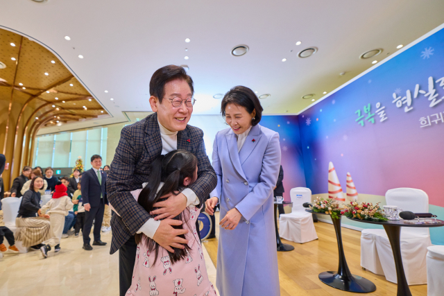 대통령실은 이재명 대통령과 김혜경 여사가 24일 서울 서대문구 신촌세브란스 연세암병원 중입자 치료센터에서 열린 희귀질환 환우·가족 간담회에서 어린이를 포옹하며 격려하는 모습을 이날 SNS를 통해 공개했다. 연합뉴스