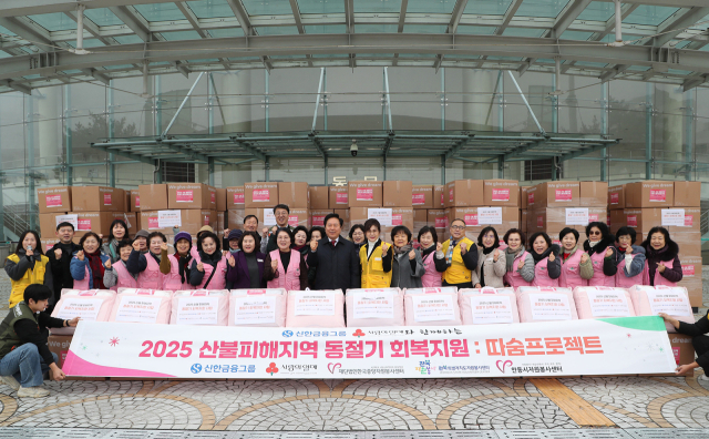 전북특별자치도 자원봉사센터와 안동시 자원봉사센터는 지난 24일 안동 산불 피해 주민 지원을 위해 1억원 상당의 기부물품을 전달한 후 기념촬영을 하고 있다. 안동시 제공