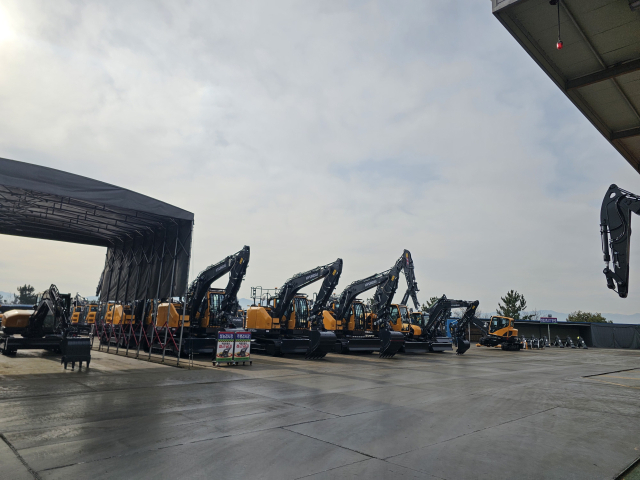 지난 23일 경북 경산 세안정기 본사 중장비 완성품 점검 작업이 진행되고 있다. 정우태 기자