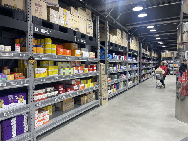 마트처럼 싼값에 약 쇼핑?…거대 자본에 동네 약국 초토화