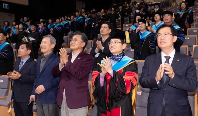 경북도민대학 명예 학위수여식이 24일 경북도청 동락관에서 열리고 있다. 경북도 제공.