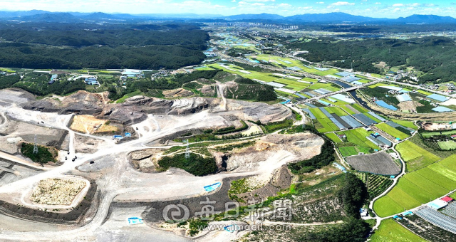 영천시가 3조5천억원대 투자 유치를 통해 데이터센터 설립 등을 추진하고 있는 고경산단 전경. 고경산단은 시행사 자금난 등으로 현재 조성 공사가 준단된 상태다. 매일신문DB