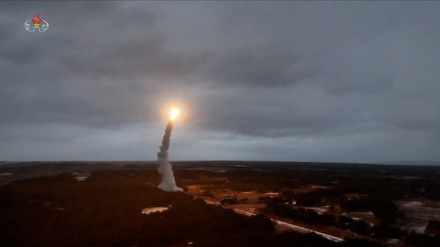 북한이 지난 24일 동해상에서 김정은 국무위원장이 참관한 가운데 신형 고공 장거리 반항공(대공) 미사일 시험 발사를 진행했다고 조선중앙TV가 25일 보도했다. 연합뉴스