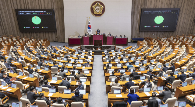 24일 국회에서 열린 12월 임시국회 본회의에서 허위조작근절을 위한 정보통신망법 개정안이 민주당 주도로 처리되고 있다. 연합뉴스