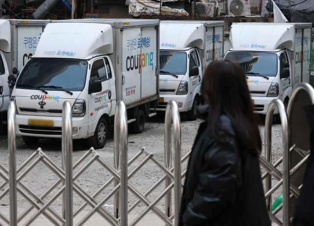 대통령실이 성탄절인 25일 오후 쿠팡의 대규모 개인정보 유출사태의 대책 마련을 위한 관계부처 장관급 회의를 연다. 이날 서울 시내 한 주차장에 쿠팡 배달 차량이 주차돼 있다. 연합뉴스