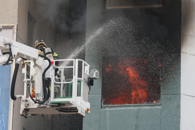 서울 충무로역 인근 14층 건물서 화재…1명 병원 이송