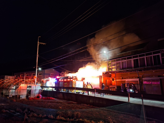 지난 25일 오후 9시 32분쯤 북구 관음동 양지마을길 한 단독주택에서 화재가 발생했다. 대구소방안전본부 제공