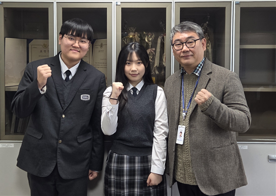 대구소프트웨어마이스터고등학교 서승훈(왼쪽), 배채희(가운데) 학생이 신용보증기금의 