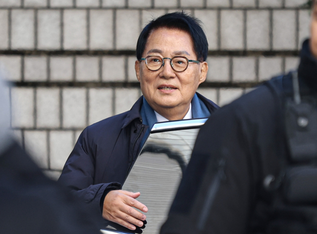 2020년 서해에서 발생한 공무원 피격 사건을 은폐하려 한 혐의로 재판에 넘겨진 박지원 전 국가정보원장이 26일 서울 서초구 중앙지법에서 열린 1심 선고공판에 출석하고 있다. 연합뉴스