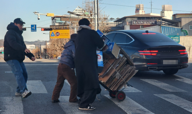 26일 오후 1시쯤 안동시 목성교 인근. 차디찬 도로 위에 넘어진 폐지수거 할머니에게 달려간 20대 청년이 부축해 천천히 횡단보도를 건너고 있다. 독자제공