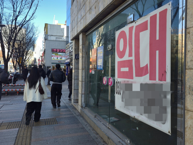 26일 오전 대구 중구 동성로 곳곳에 상가 임대를 알리는 현수막이 붙어 있다. 김지효 기자