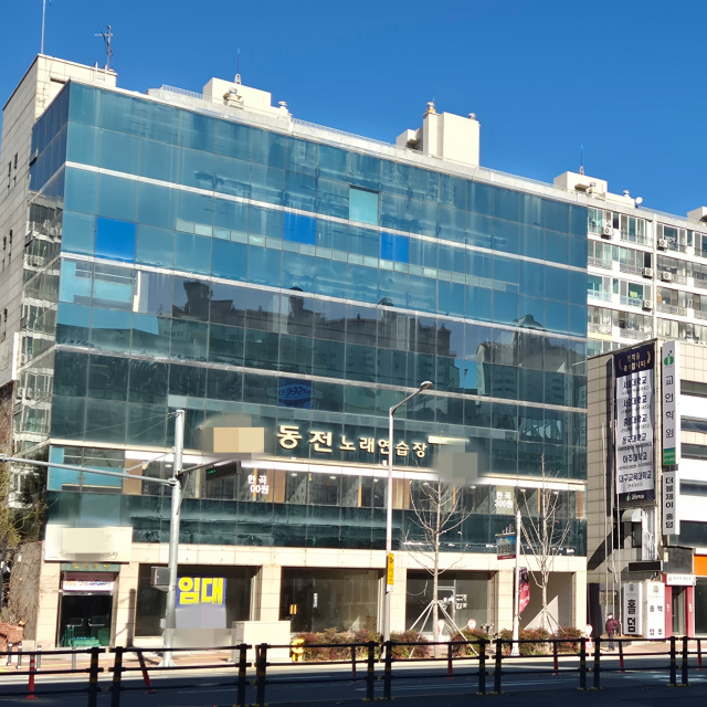 26일 오전 대구 서구 광장코아에 있는 한 상가 건물에 임대를 알리는 현수막이 붙어 있다. 김지수 기자