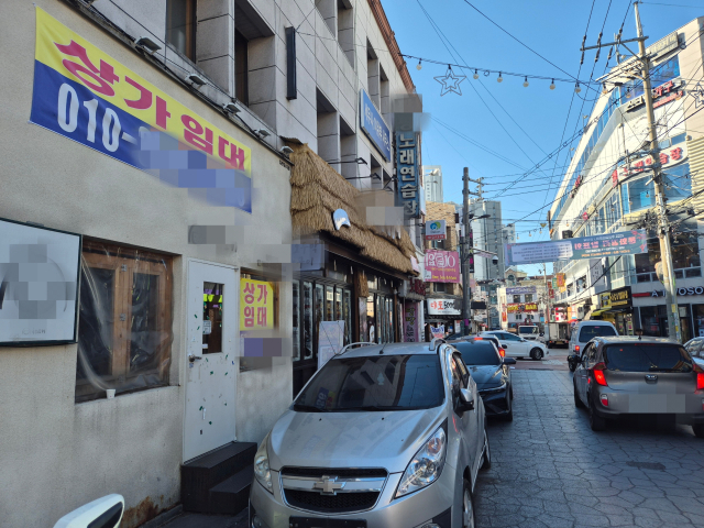 26일 오전 대구 달서구 광장코아에 있는 한 상가 건물에 임대를 알리는 현수막이 붙어 있다. 김지수 기자