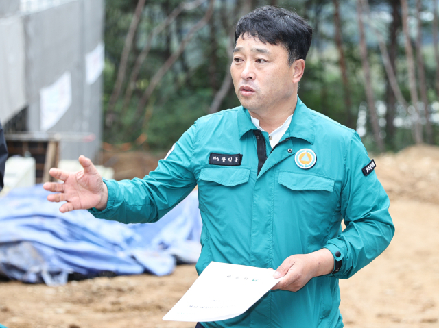 장익봉 성주군의원 사업 현장을 방문해 의견을 이야기하고 있다. 성주군의회 제공