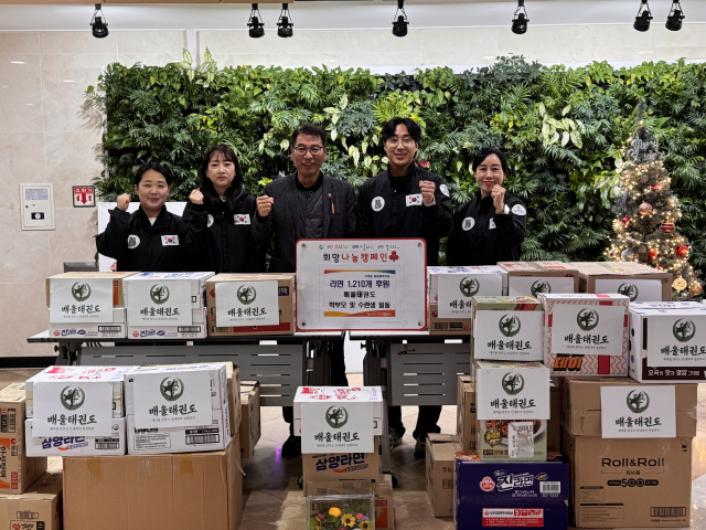 칠곡 배울태권도장 라면 1,210개 전달. 칠곡군 제공