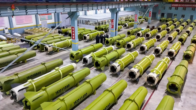 김정은 북한 국무위원장이 지난해 연말 중요 군수공업기업소들을 방문해 미사일 및 포탄 생산 실태를 점검했다. 연합뉴스