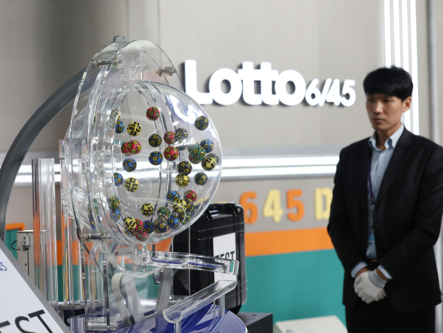29일 서울 마포구 상암 MBC 경영센터에서 열린 대국민 로또6/45 추첨 생방송 