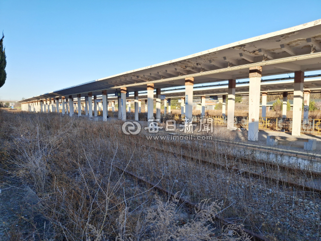 2021년 12월 폐역이 된 구 경주역 플랫폼에는 말라버린 잡초들로 지저분하고 어수선한 모습이다.김진만 기자