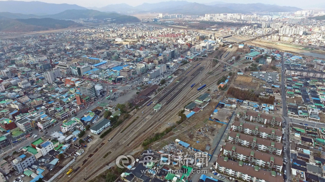 상공에 본 경주 도심을 통과하는 동해남부선 철도 모습.경주시 제공
