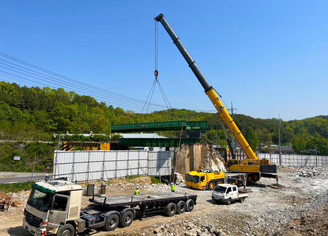 안동시는 중앙선 폐선 전 구간에 대한 활용권을 확보하고 본격 개발에 나서고 있다. 사진은 옛 중앙선 예안교 철거 모습. 안동시 제공