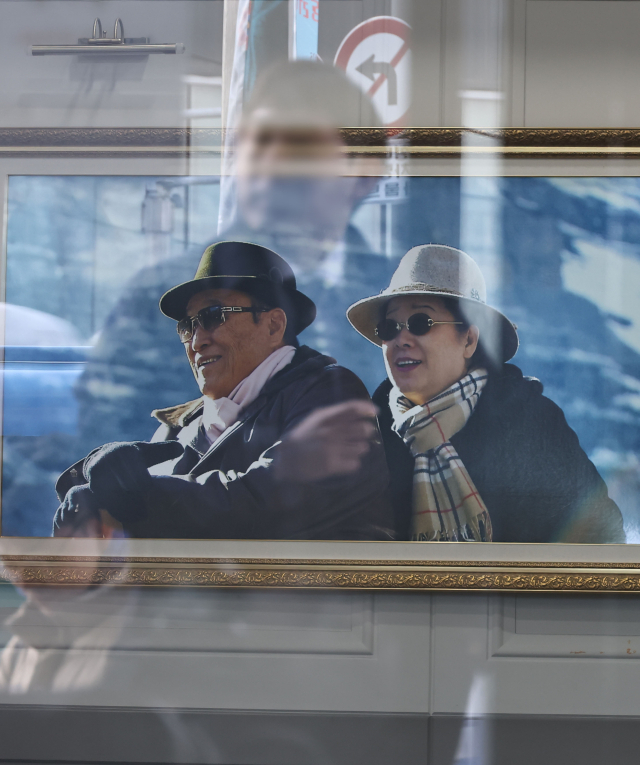 경찰이 정치권 인사들의 통일교 금품 수수 의혹과 관련해 첫 강제수사에 나선 15일 서울 용산구 세계평화통일가정연합 한국본부 로비에 한학자 통일교 총재(오른쪽)와 고 문선명 통일교 총재 사진이 걸려 있다. 경찰청 특별전담수사팀은 이날 오전 9시께부터 경기 가평 통일교 천정궁과 서울 용산구 통일교 서울본부 등 10곳에 대해 압수수색영장을 집행 중이다. 연합뉴스