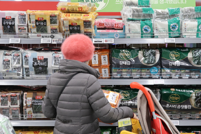 올해 11월까지 K-푸드 수출액이 100억달러를 돌파했다. 지난 9일 관세청에 따르면, 올해 1∼11월 K-푸드 수출액은 103억7천500만달러로, 지난해 같은 기간보다 7.0% 증가하며 역대 최고치를 기록했다. 품목별로는 라면(13.3%), 김(10.0%)의 수출액 비중이 컸다. 라면 수출액은 전년 대비 21.4%, 김은 13.3% 증가했다. 사진은 10일 서울 시내 대형마트에 김 판매대 모습. 연합뉴스