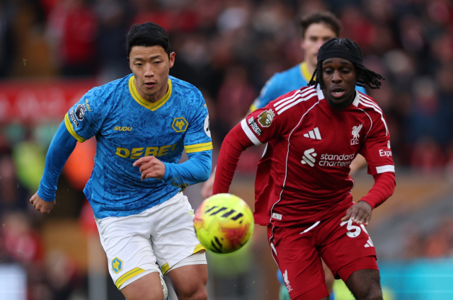 울버햄튼의 황희찬이 28일 영국 리버풀의 안필드에서 열린 2025-2026 EPL 18라운드 경기 도중 리버풀의 제레미 프림퐁과 공을 다투고 있다. 연합뉴스