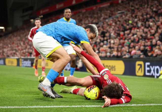 울버햄튼의 안드레(왼쪽)가 28일 영국 리버풀의 안필드에서 열린 2025-2026 EPL 18라운드 경기 도중 리버풀의 밀로시 케르케즈와 공을 다투고 있다. 연합뉴스