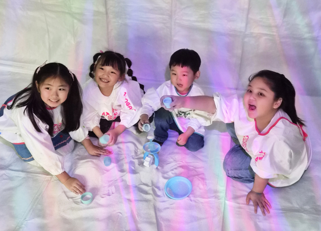 대백프라자갤러리에서 어린이들이 미술 체험을 하고 있다. 대백프라자갤러리 제공