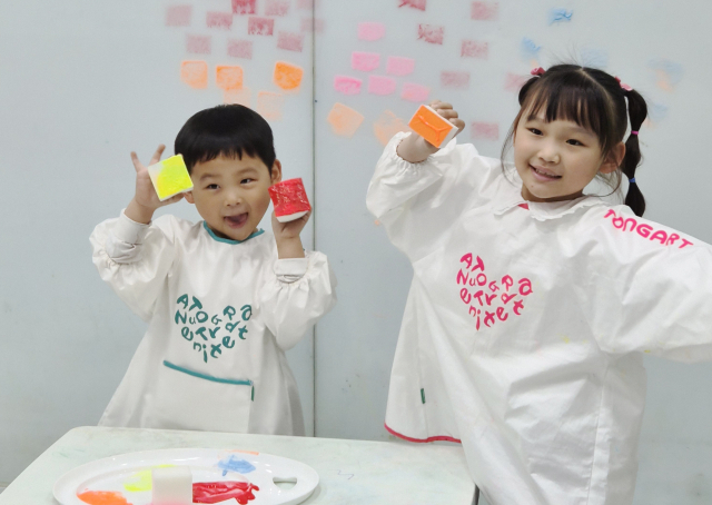 대백프라자갤러리에서 어린이들이 미술 체험을 하고 있다. 대백프라자갤러리 제공