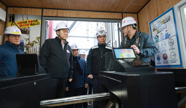 김영훈 고용노동부 장관이 24일 서울 동작구 한국토지주택공사(LH) 공공분양주택 신축 공사 현장에서 불법하도급 점검을 실시하고 있다. 연합뉴스
