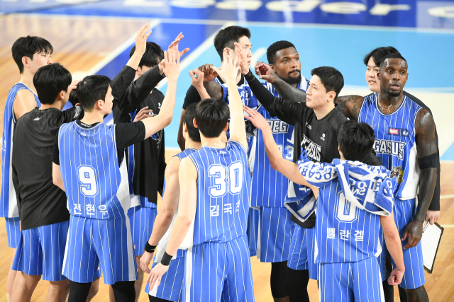 대구 한국가스공사 페가수스 선수들이 단체로 구호를 외치고 있다. KBL 제공.