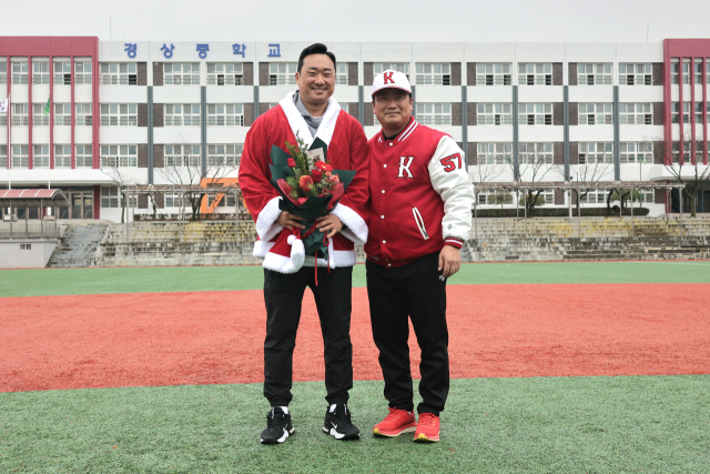 KIA 타이거즈의 김태군이 지난 크리스마스 이브 때 대구 경상중에 2천만원 상당의 피칭머신을 기부했다. 경상중 제공