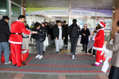 서재중 교사들, 지난 성탄절에 전교생에게 선물 전달