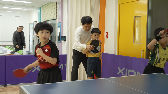 봉화 상운초등학교 탁구부 학생들이 이동희 교사의 지도 아래 훈련을 하고 있다. 김영진 기자