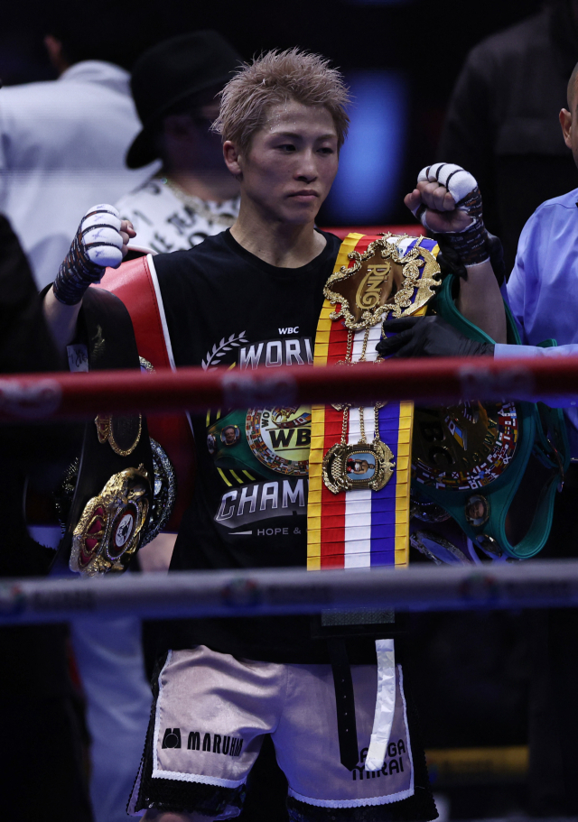 이노우에 나오야가 28일 사우디에서 열린 슈퍼밴텀급 복싱 경기에 출전, 승리를 챙긴 뒤 기념 사진을 찍고 있다. 연합뉴스