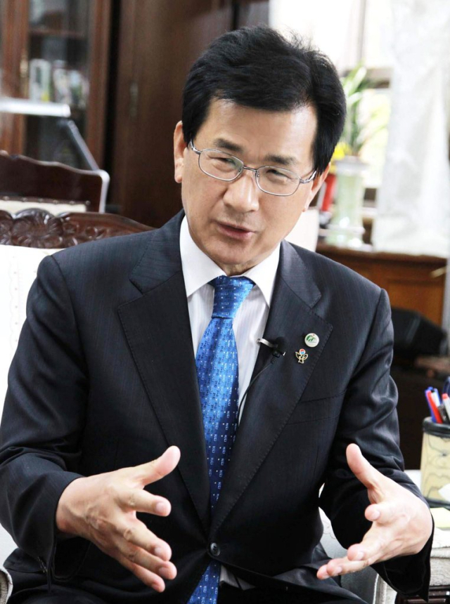 지난달 19일 서울 종로구 서울경찰청 민원실 앞에서 김민석 국무총리 관권선거 개입 고발장을 제출한 뒤 취재진 질문에 답하고 있는 서범수·조은희·박정훈·배현진 국민의힘 의원. 연합뉴스