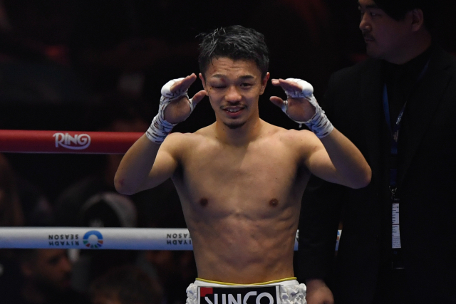 나카타니 준토가 28일 사우디에서 열린 슈퍼밴텀급 복싱 경기에 출전, 승리한 뒤 기념 사진을 찍고 있다. 연합뉴스