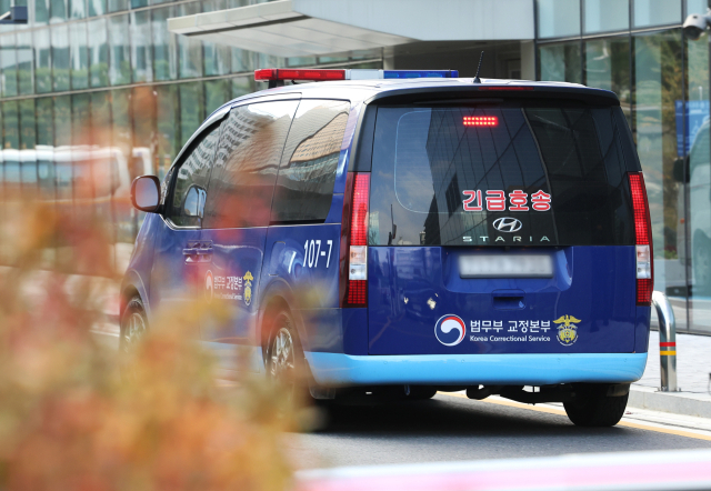 김건희 여사가 탑승한 호송차가 4일 민중기 특별검사팀 사무실이 마련된 서울 종로구 KT광화문빌딩으로 들어가고 있다. 연합뉴스