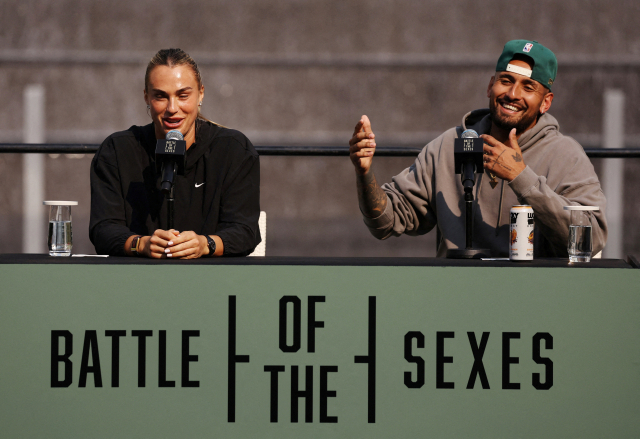 28일(한국시간) 아랍에미리트 두바이에서 열리는 테니스 남녀 성(性)대결의 주인공인 이라나 사발렌카(왼쪽)와 닉 키리오스(오른쪽)가 기자회견을 통해 포부를 말하고 있다. 로이터·연합뉴스